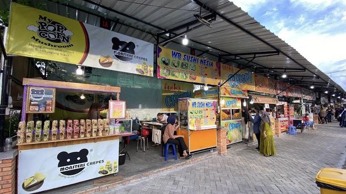 Aneka stan makanan yang tersedia di Titi Temu Sergai, Sergai. (Foto: Istimewa)