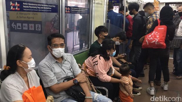 Pihak KRL Commuter Line menerapkan prokes terbaru untuk para penumpang pada masa transisi endemi COVID-19. Lalu, apakah sudah boleh lepas masker di KRL?