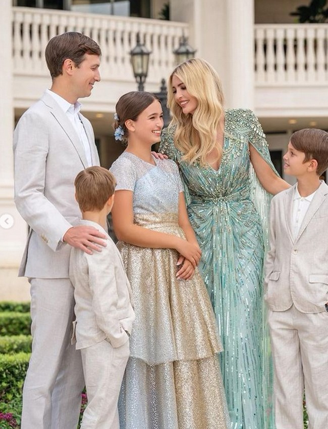 Acara keagamaan tersebut merupakan tradisi orang Yahudi sebagai penanda putra atau putri mereka yang memasuki usia remaja. Ivanka beserta ketiga anaknya memeluk agama Yahudi karena mengikuti keyakinan sang suami. Foto: dok. Instagram/@ivankatrump