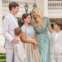 Acara keagamaan tersebut merupakan tradisi orang Yahudi sebagai penanda putra atau putri mereka yang memasuki usia remaja. Ivanka beserta ketiga anaknya memeluk agama Yahudi karena mengikuti keyakinan sang suami. Foto: dok. Instagram/@ivankatrump