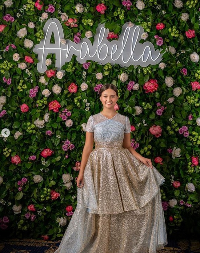 Inilah penampilan cantik Arabella dengan gaun biru dan emas dengan aksen shimmery.Foto: dok. Instagram/@ivankatrump