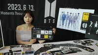 Harga satu lembar perangko yang berisi 10 perangko adalah KRW 7.770, sedangkan harga paket album perangko yang berisi perangko dan buklet dengan potret anggota BTS adalah KRW 20.000. Sebanyak 250.000 eksemplar paket album prangko juga akan tersedia di tempat.  