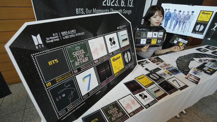 ARMY Merapat, Prangko Edisi 10 Tahun BTS Mulai Dijual A model shows sheets of postage stamps marking the 10th debut anniversary of K-pop band BTS at a post office in Seoul, South Korea, Monday, June 12, 2023. Post offices start selling the stamps Tuesday. (AP Photo/Ahn Young-joon)