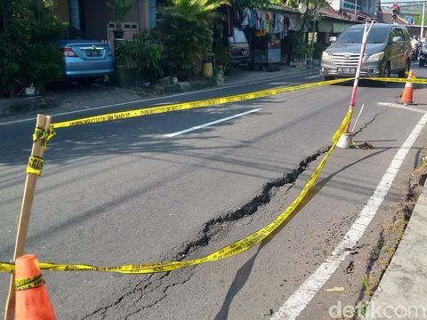 Badan jalan Prambanan-Manisrenggo, Kabupaten Klaten, retak dan ambles, Selasa (13/6/2023).