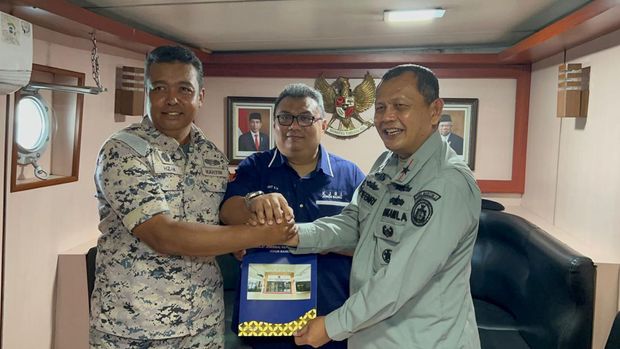 Bakamla RI melalui KN Belut Laut 406 menjemput dua orang nelayan Indonesia yang terdampar di Pulau Batu Puteh, Malaysia. (dok Bakamla)