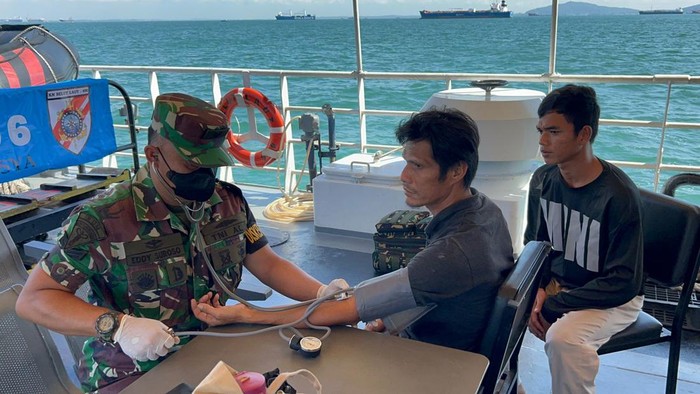 Bakamla RI melalui KN Belut Laut 406 menjemput dua orang nelayan Indonesia yang terdampar di Pulau Batu Puteh, Malaysia. (dok Bakamla)