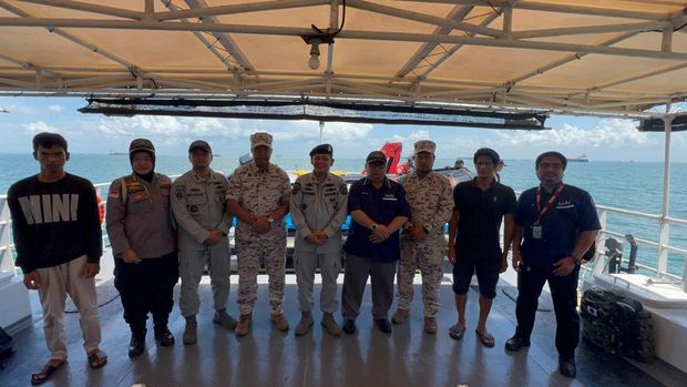 Bakamla RI melalui KN Belut Laut 406 menjemput dua orang nelayan Indonesia yang terdampar di Pulau Batu Puteh, Malaysia. (dok Bakamla)