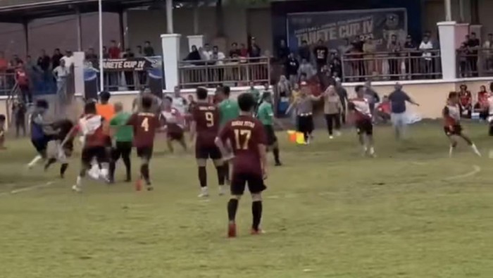Pertandingan sepakbola antara kampung (tarkam) di Kabupaten Barru, Sulawesi Selatan (Sulsel) diwarnai kericuhan.