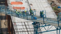 Pekerja masih menyelesaikan proyek pembangunan jembatan. 