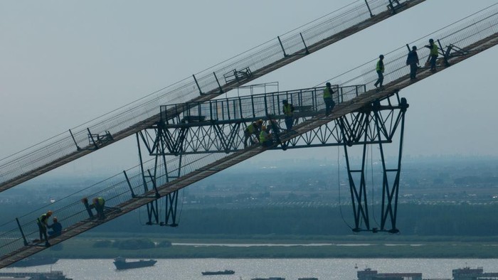 Bentar Lagi Kelar, Begini Penampakan Jembatan Sungai Longtan Yangtze Proyek pembangunan Jembatan Sungai Longtan Yangtze, China sudah tahap akhir. Namun, pekerja masih terus kebut proyek pembanguan jembatan.