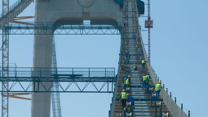 Bentar Lagi Kelar, Begini Penampakan Jembatan Sungai Longtan Yangtze Proyek pembangunan Jembatan Sungai Longtan Yangtze, China sudah tahap akhir. Namun, pekerja masih terus kebut proyek pembanguan jembatan.