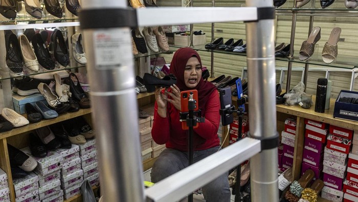 Berkat Live di Marketplace, Omzet Pedagang Pasar Tanah Abang Nambah Cuan Pedagang menawarkan pakaian secara daring melalui siaran langsung di Pasar Tanah Abang, Jakarta, Selasa (13/6/2023). Menurut pedagang setempat 40-50 persen dari total omzet penjualan yang berkisar Rp50 juta per bulan itu berasal dari penjualan secara daring melalui siaran langsung di media sosial dan marketplace. ANTARA FOTO/Aprillio Akbar/aww.