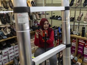 Pedagang Pasar Tanah Abang Merasa Tersaingi oleh Penjual di TikTok