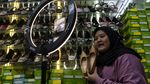 Berkat Live di Medsos, Omzet Pedagang Pasar Tanah Abang Nambah Cuan
