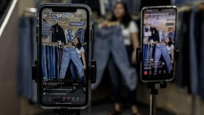Berkat Live di Medsos, Omzet Pedagang Pasar Tanah Abang Nambah Cuan