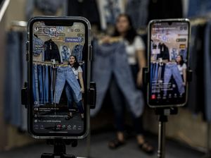 Berkat Live di Medsos, Omzet Pedagang Pasar Tanah Abang Nambah Cuan