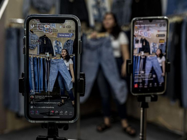 Berkat Live di Medsos, Omzet Pedagang Pasar Tanah Abang Nambah Cuan