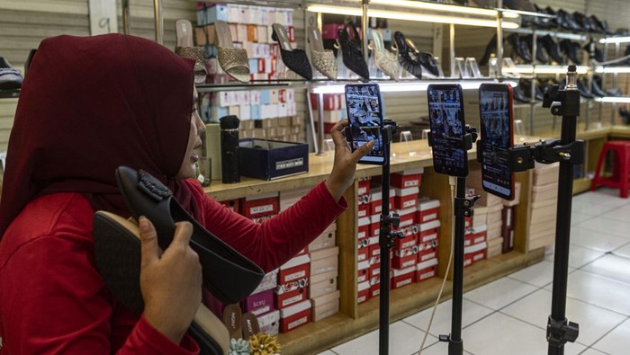 Berkat Live di Marketplace, Omzet Pedagang Pasar Tanah Abang Nambah Cuan Pedagang menawarkan pakaian secara daring melalui siaran langsung di Pasar Tanah Abang, Jakarta, Selasa (13/6/2023). Menurut pedagang setempat 40-50 persen dari total omzet penjualan yang berkisar Rp50 juta per bulan itu berasal dari penjualan secara daring melalui siaran langsung di media sosial dan marketplace. ANTARA FOTO/Aprillio Akbar/aww.