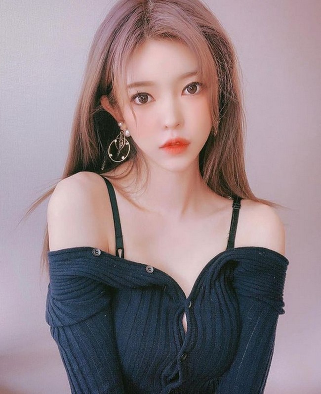 BJ Ahyeong dikenal sebagai model siarang langsung dari platform Afreeca TV. Di Instagram pun, Ahyeong populer dengan lebih dari 250 ribu followers. Foto: dok. Instagram