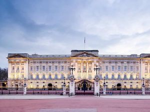 Turis Mabuk Panjat Istana Buckingham, Ngaku Lihat Raja Tidur