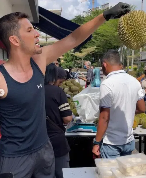 Bukan Gimmick! Artis Malaysia Jual Durian Rp 16 Ribu untuk Amal
