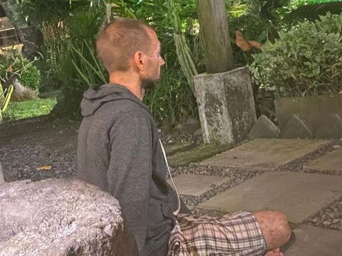 Bule Amerika Serikat, TCF, menggelandang di Bali karena kehabisan uang.