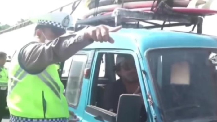 Bule AS yang viral lantaran mengendarai mobil angkot di jalanan Bali ditilang polisi. (Tangkapan layar)