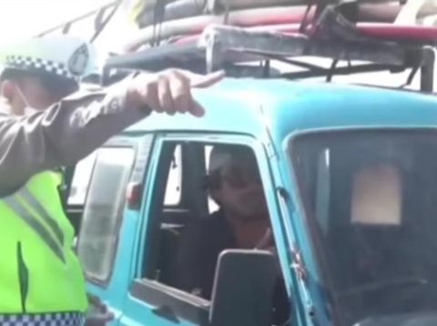 Bule AS yang viral lantaran mengendarai mobil angkot di jalanan Bali ditilang polisi. (Tangkapan layar)