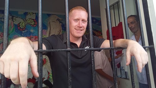 Bule asal Inggris bernama Stephen Michael Jamnitzky dituntut hukuman dua tahun delapan bulan penjara lantaran menghajar polisi hingga pingsan di Bali. (Aryo Mahendro/detikBali).