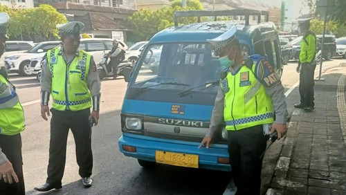 Viral sopir bule berkebangsaan AS mengendarai angkot. Polisi telah menilang WNA itu dan menyita mobil biru sebagai barang bukti.