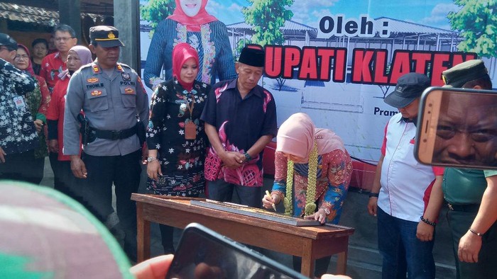 Bupati Klaten Sri Mulyani meresmikan Pasar Kridomulyo Prambanan.
