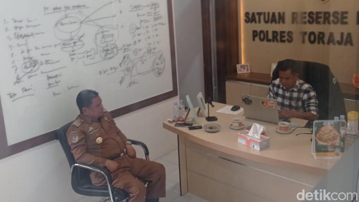Bupati Toraja Utara, Yohanis Bassang saat melaporkan warganya ke polisi.