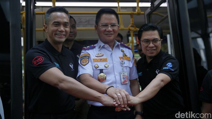 Bus listrik TransJakarta telah menjelajah 2 juta km. Capaian tersebut berasal dari akumulasi jarak yang berhasil ditempuh oleh 30 bus listrik TransJakarta, dalam kurun waktu selama 14 bulan sampai hari ini, Selasa (13/6/2023).