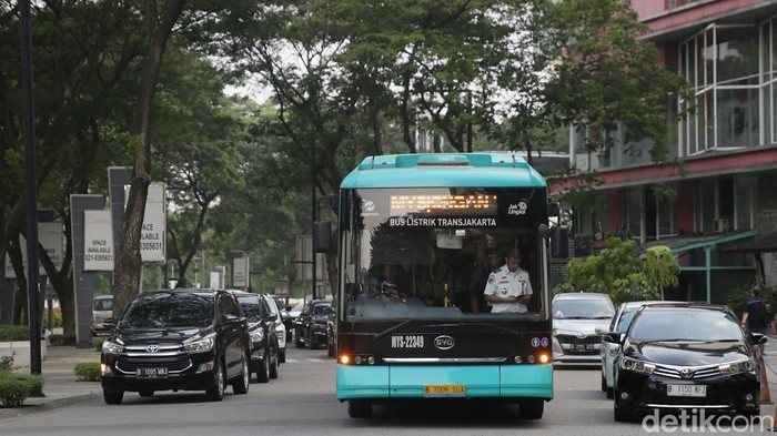 Bus Listrik TransJakarta Tempuh 2 Juta Km, Kurangi Emisi 5,5 Juta Karbon Dioksida Bus listrik TransJakarta telah menjelajah 2 juta km. Capaian tersebut berasal dari akumulasi jarak yang berhasil ditempuh oleh 30 bus listrik TransJakarta, dalam kurun waktu selama 14 bulan sampai hari ini, Selasa (13/6/2023).