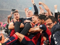 Para pemain Cagliari merayakan dengan ramai-ramai mengangkat Ranieri ke udara. Foto: NurPhoto via Getty Images/NurPhoto