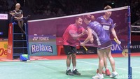 Tapi keunggulan Goh/Shevon tak bertahan lama. Dalam posisi tertinggal 10-12, Rehan/Lisa merebut lima poin beruntun untuk menyalip lawan.  