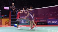 Gim ketiga dimulai Rehan/Lisa dengan baik dan memimpin sampai 7-5. Goh/Shevon lantas mengejar dan lebih dulu menyentuh angka 11, memimpin dua poin atas pasangan Indonesia tersebut.  