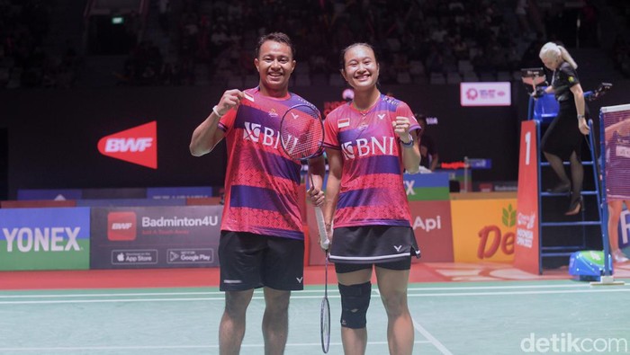 Pasangan ganda campuran Indonesia Rehan Naufal Kusharjanto dan Lisa Ayu Kusumawati berhasil mengalahkan pasangan Malaysia Goh Soon Huat dan Shevon Jemie Lai dalam penyisihan Indonesia Open 2023, di Istora Senayan, Jakarta, Selasa (13/6/2023). Begini ekspresi kegembiraan keduanya.