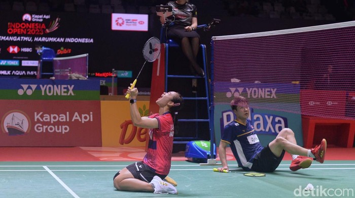 Pasangan ganda campuran Indonesia Rehan Naufal Kusharjanto dan Lisa Ayu Kusumawati berhasil mengalahkan pasangan Malaysia Goh Soon Huat dan Shevon Jemie Lai dalam penyisihan Indonesia Open 2023, di Istora Senayan, Jakarta, Selasa (13/6/2023). Begini ekspresi kegembiraan keduanya.