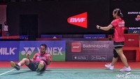 Rehan/Lisa tampil di bawah tekanan pada gim pertama. Membuka poin duluan, mereka kemudian kehilangan lima poin beruntun. Sempat menipiskan selisih 8-11 saat interval, Rehan/Lisa kesulitan mengejar. Goh/Shevon lantas tancap gas dari kedudukan 15-12 dengan merebut lima poin beruntun, untuk mengamankan gim pertama 21-13.