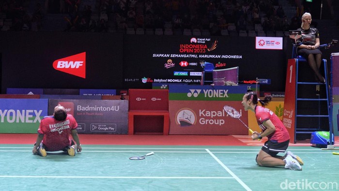 Pasangan ganda campuran Indonesia Rehan Naufal Kusharjanto dan Lisa Ayu Kusumawati berhasil mengalahkan pasangan Malaysia Goh Soon Huat dan Shevon Jemie Lai dalam penyisihan Indonesia Open 2023, di Istora Senayan, Jakarta, Selasa (13/6/2023). Begini ekspresi kegembiraan keduanya.