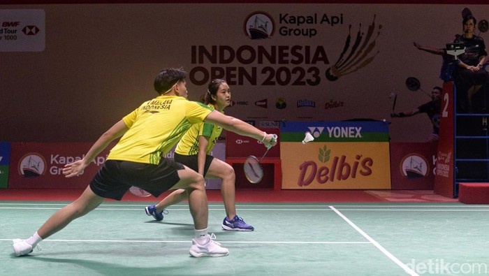 Ganda Campuran RI Diterkam Pasangan Nomor Satu Dunia Ganda campuran Indonesia Adnan Maulana/Nita Violina Marwah tumbang di babak pertama Indonesia Open 2023. Mereka kalah dari pasangan nomor satu dunia.