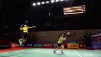 Pasangan Indonesia peringkat ke-38 dunia berusahan memberikan perlawanan maksimal pada pasangan ganda campungan nomor satu dunia tersebut.  
