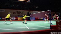 Di gim pertama, Adnan Maulana/Nita Violina Marwah kalah dengan skor 15-21.  