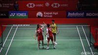Kedua pasangan saling bersalaman seusai pertandingan.  