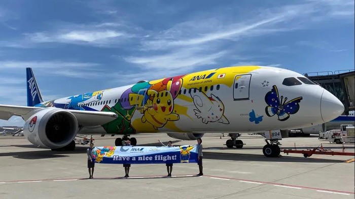 Maskapai Jepang All Nippon Airways meresmikan pesawat Boeing 787-9 Dreamliner bergambar Pikachu. Bikin gemes banget!