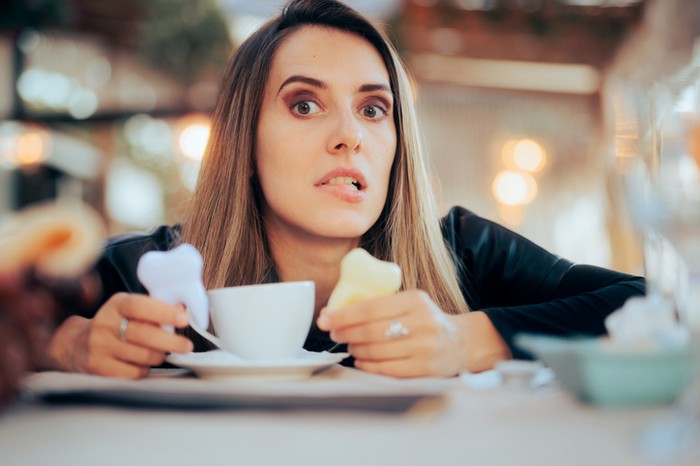 Gigi kuning karena keseringan minum kopi