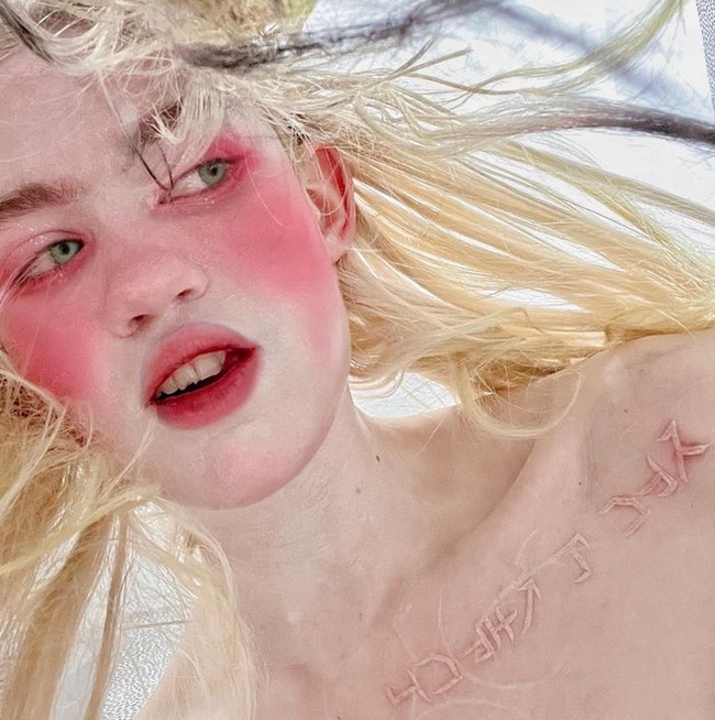 Selain fashion yang unik, Grimes juga mengungkapkan bahwa ia memiliki obsesi aneh. Grimes mengaku kecanduan dengan dengan ponsel pintarnya “Sebagian besar ADHD menurutku berkaitan dengan kecanduan layar dan kelelahan dopamin,” ujar Grimes dalam salah satu cuitannya. Foto: dok. Instagram