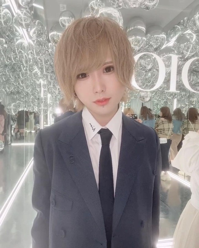 Tidak diketahui apakah Hatenyan benar-benar pernah membohongi seorang wanita karena kemampuan meriasnya tapi perubahannya memang tidak main-main. Selain dengan makeup, ia juga memakai lensa kontak, rambut palsu, dan tindikan palsu.Foto: Dok. Instagram/Twitter Hatenyan