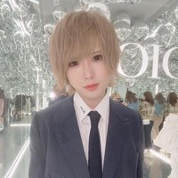 Tidak diketahui apakah Hatenyan benar-benar pernah membohongi seorang wanita karena kemampuan meriasnya tapi perubahannya memang tidak main-main. Selain dengan makeup, ia juga memakai lensa kontak, rambut palsu, dan tindikan palsu.Foto: Dok. Instagram/Twitter Hatenyan